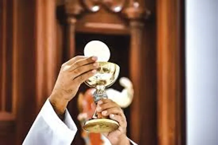 Celebración de la Eucaristía en la parroquia